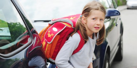 M‰dchen auf dem Schulweg